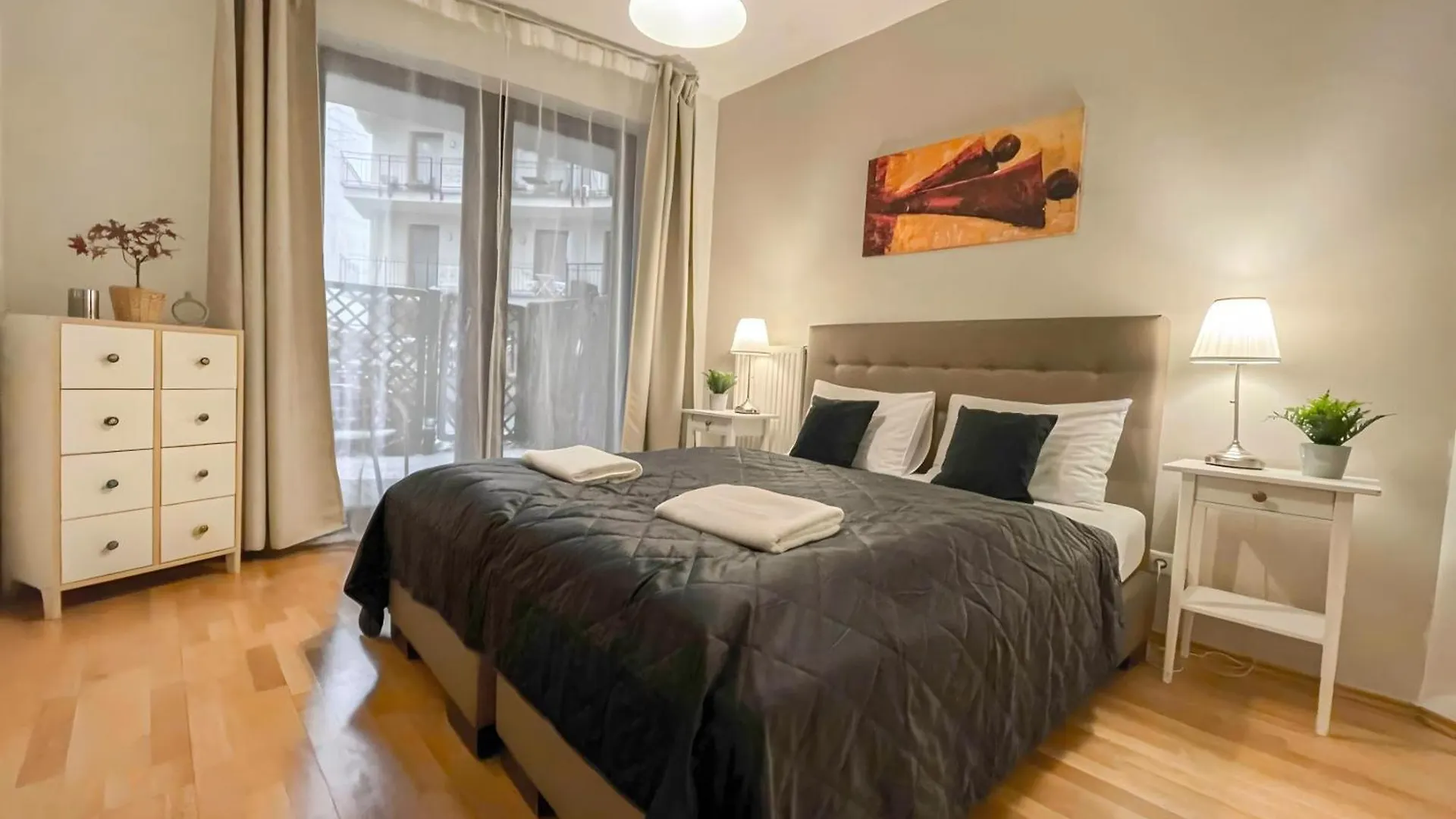 K321 Elitehost Kiraly Central location